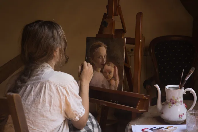 Calypso Bonnefoy peignant un portrait à l'huile sur son chevalet